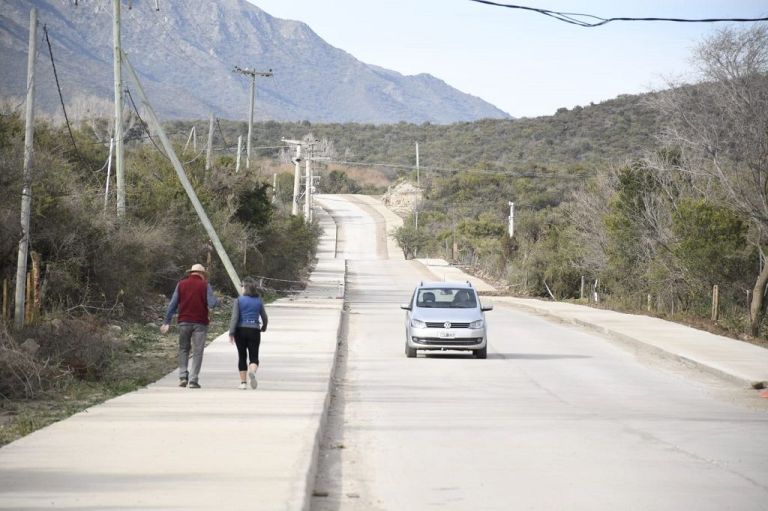 Vecinos destacan la obra de pavimentación del camino que une Cerro de