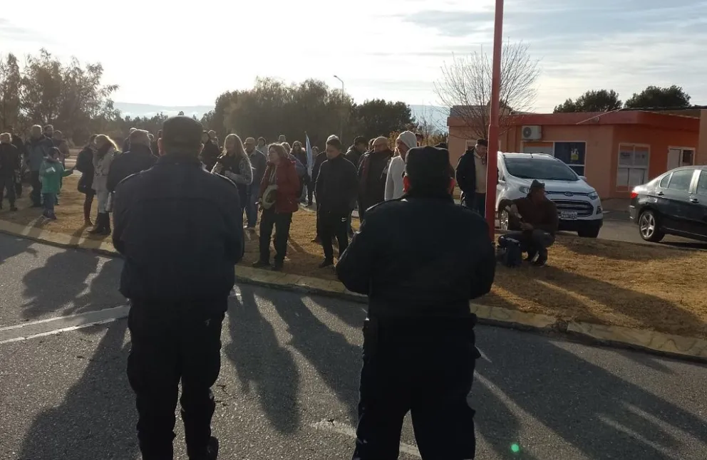 Violento robo en Los Molles: Vecinos reclaman justicia ante un gran operativo policial en el Juzgado Multifuero 