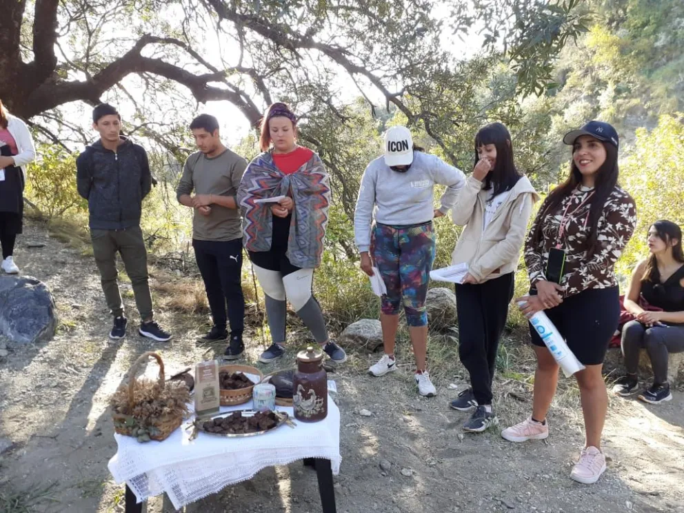 Un grupo de jóvenes y sus docentes, trabajan en conjunto para promover el turismo sostenible y la conciencia ambiental