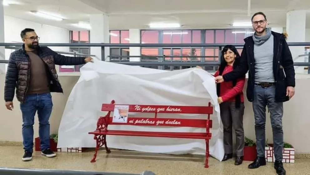 El Banco Rojo: un Proyecto de concientización sobre violencia de género