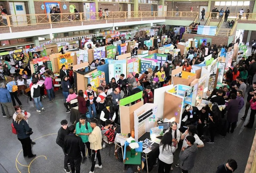 La Feria de Ciencias es un espacio que impulsa la creatividad, la investigación y el trabajo colaborativo entre estudiantes y docentes de todos los niveles y modalidades.