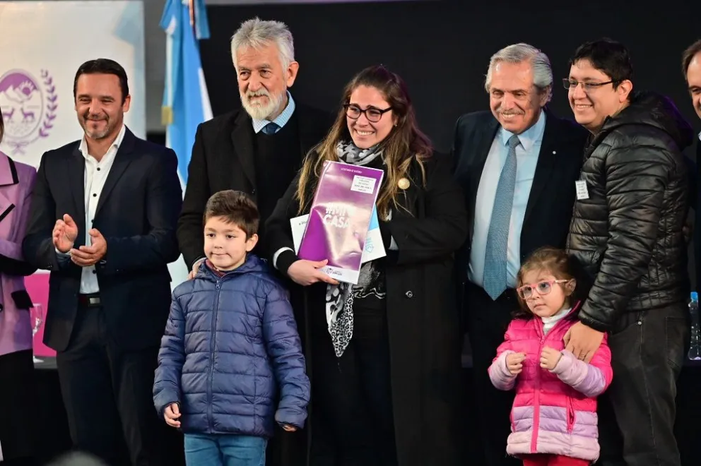 El presidente junto al gobernador entregaron 187 viviendas 