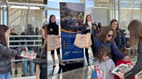 Turistas de Santiago de Chile recibieron una cálida bienvenida en el Aeropuerto del Valle del Conlara
