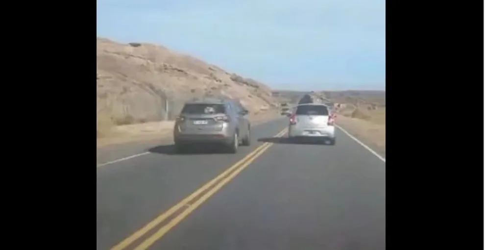 Pasó en doble línea amarilla en las Altas Cumbres y le suspendieron la licencia