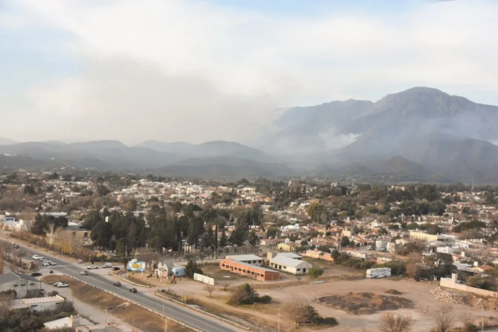 Continúa el combate del incendio en el Cerro Uritorco