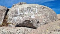 Atraparon a un turista cuando realizaba pintadas en rocas de las Altas Cumbres
