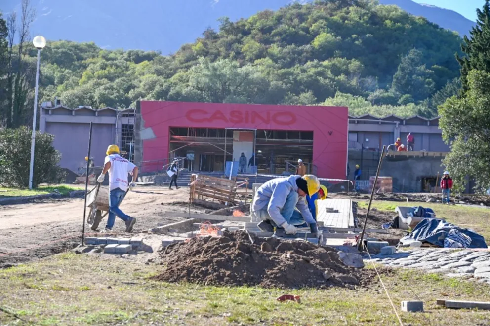 Intensa labor en el edificio que se convertirá en el Centro de Convenciones y Exposiciones