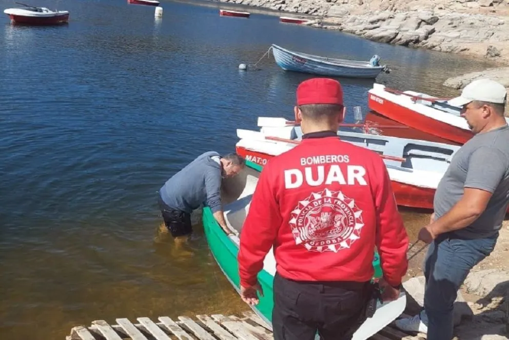 Rescatan a dos hombres tras darse vuelta en un bote en Dique La Viña
