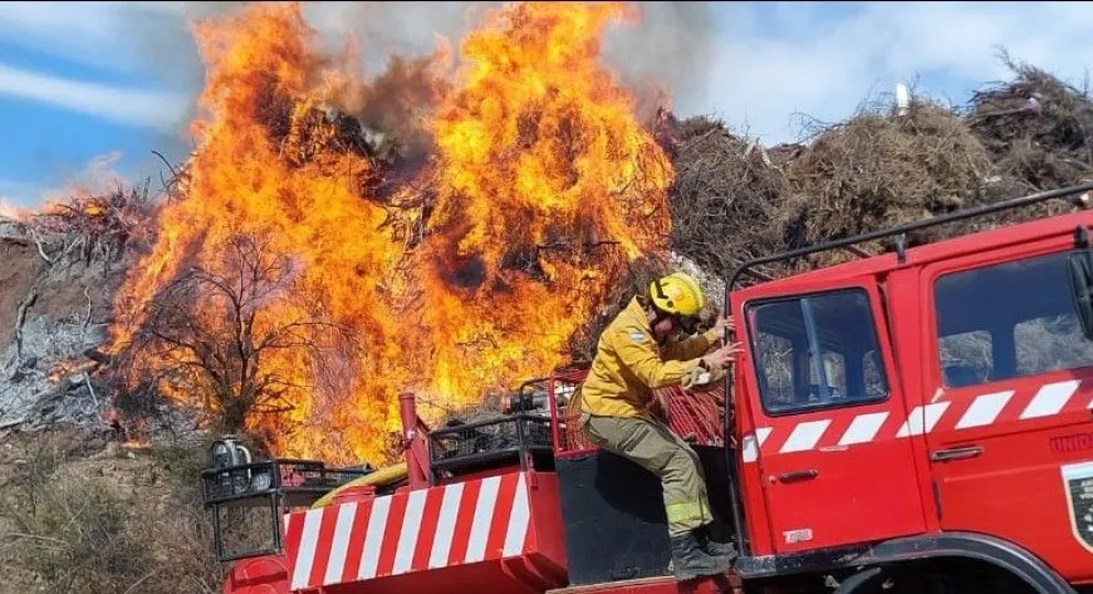 Villa de Merlo: Un bombero resultó herido en un incendio