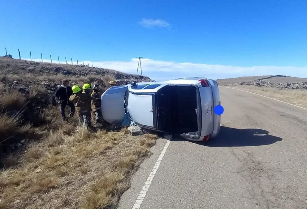 Un hombre resultó lesionado tras volcar con su camioneta cerca de La Carolina