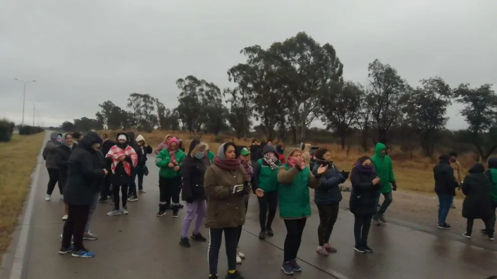 Trabajadores del Plan de Inclusión acampan para reclamar por sus contratos