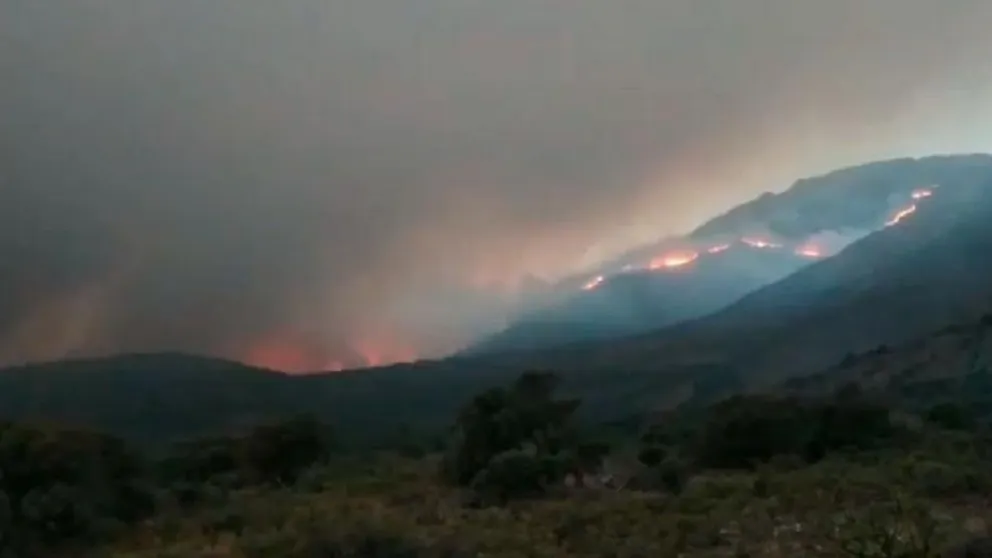 Combaten un incendio en cercanías a la localidad de La Paz