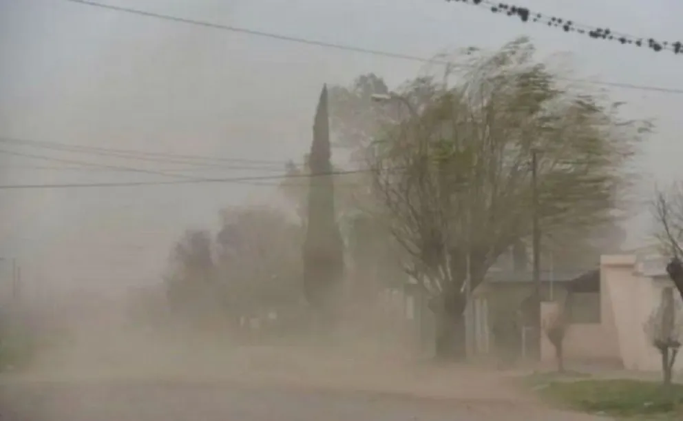 Según el SMN, en el centro del país, “el área será afectada por vientos del sur o sudoeste, con velocidades entre 30 y 45 km/h y ráfagas que pueden alcanzar los 80 km/h".