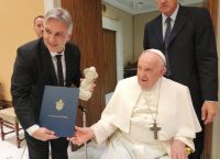 Llaryora y el arzobispo Rossi invitaron a Francisco a que visite Cura Brochero