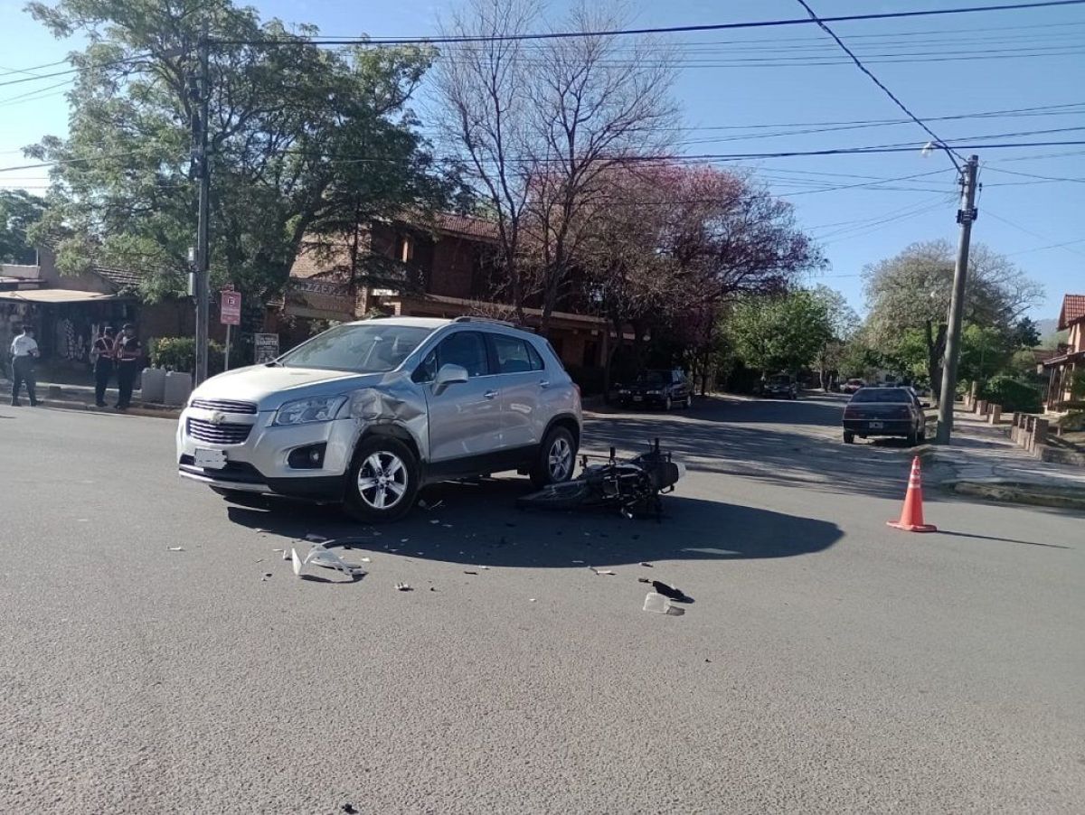 Grave accidente de tránsito en Avenida del Sol involucró a una camioneta y una moto