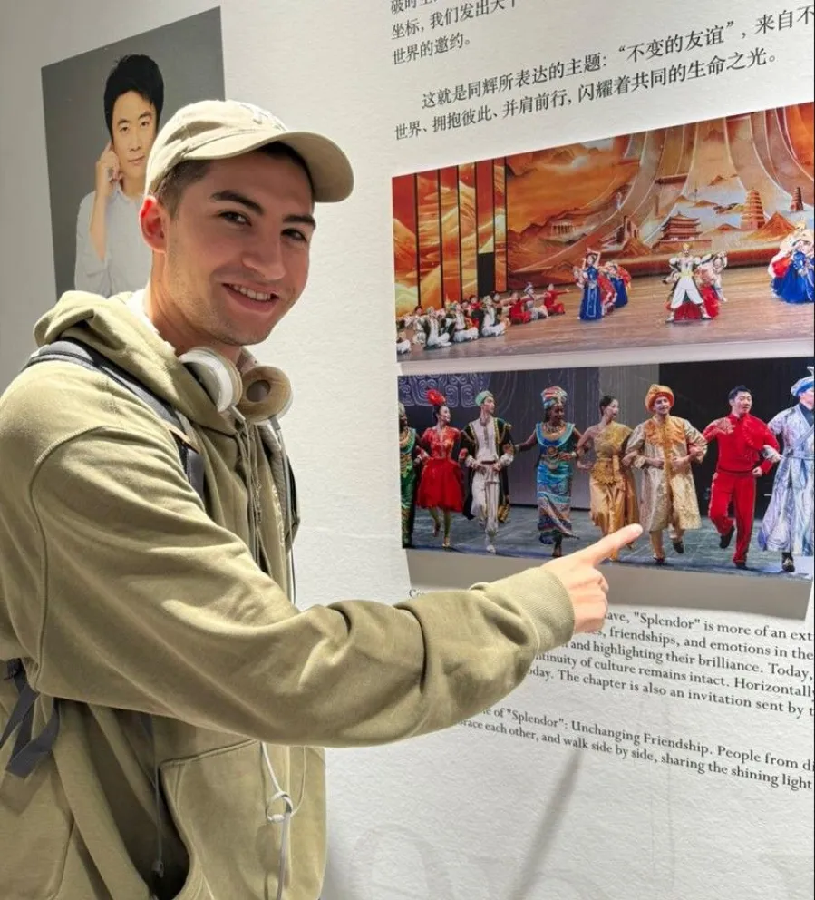 Manuel Altamirano, el joven merlino que brilla en los escenarios de China