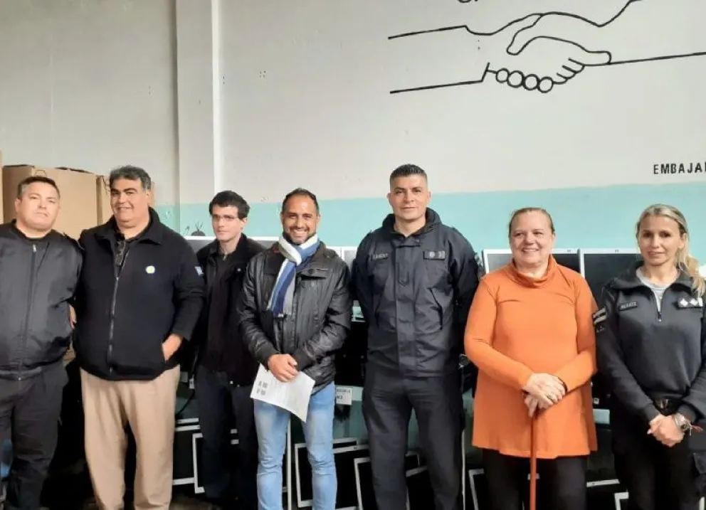 Presos de una cárcel de la ciudad de La Plata restauraron 70 computadoras para ser donadas a escuelas de Villa de Merlo