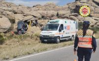Despiste en el camino de las Altas Cumbres: el auto quedó arriba de las piedras