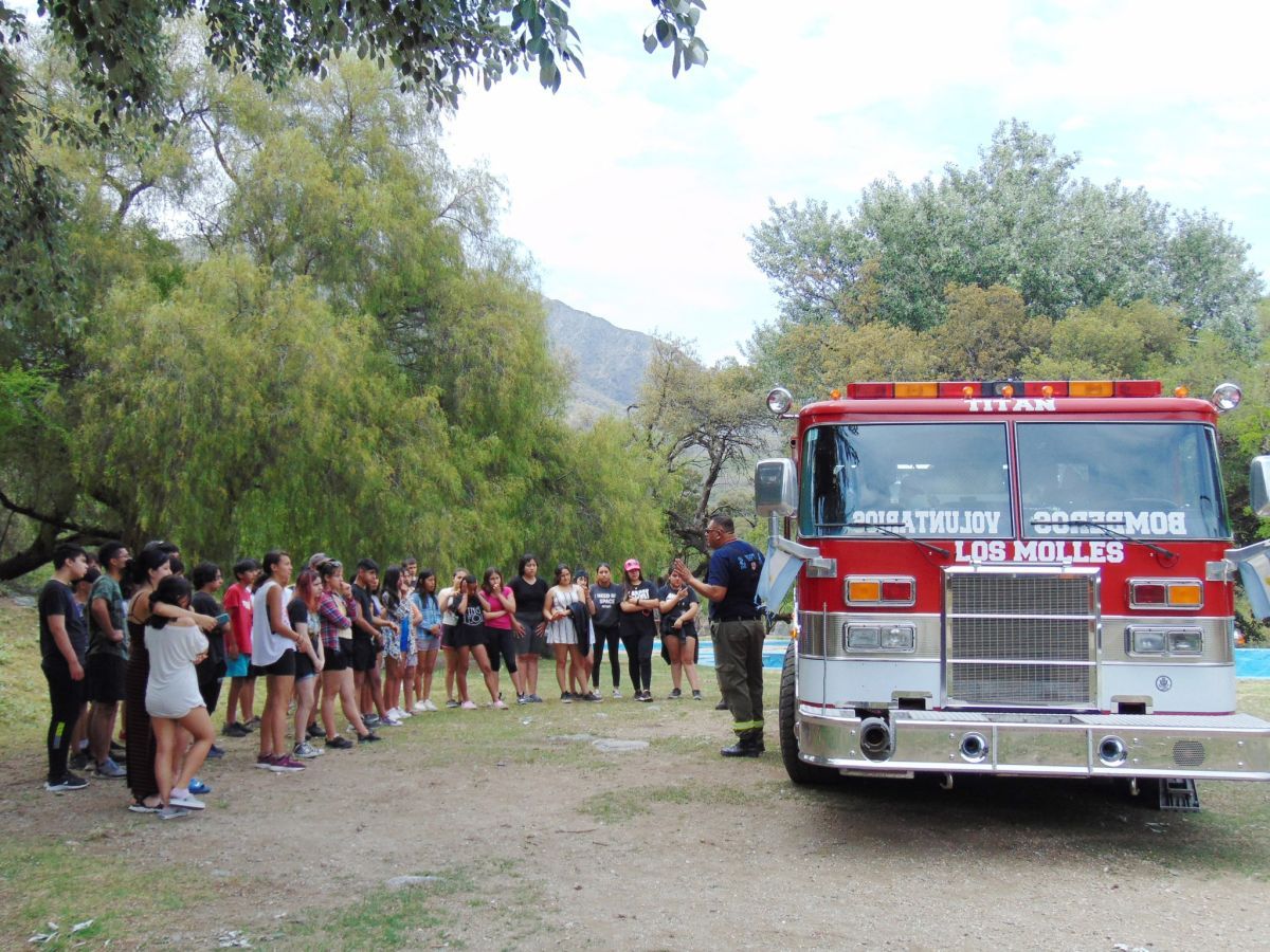 Bomberos de Los Molles compartieron sus conocimientos con estudiantes de la Escuela 288