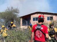 Salvaron una cabaña de ser arrasada por el fuego en Mina Clavero