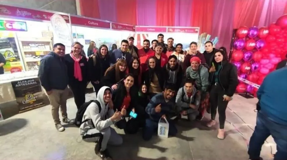 Estudiantes de la Escuela Arístides Bratti organizan un evento que destaca la riqueza cultural de Merlo
