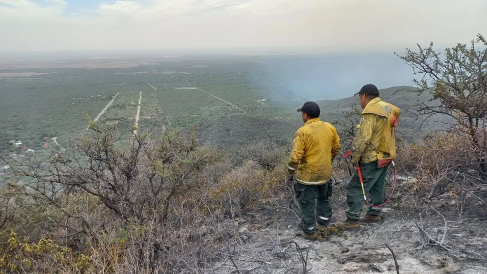 Persiste la batalla contra el fuego en Los Molles