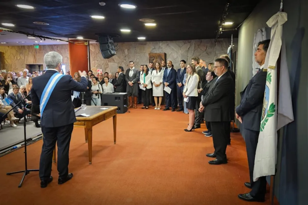 Juraron los nuevos ministros y sonó La Beriso
