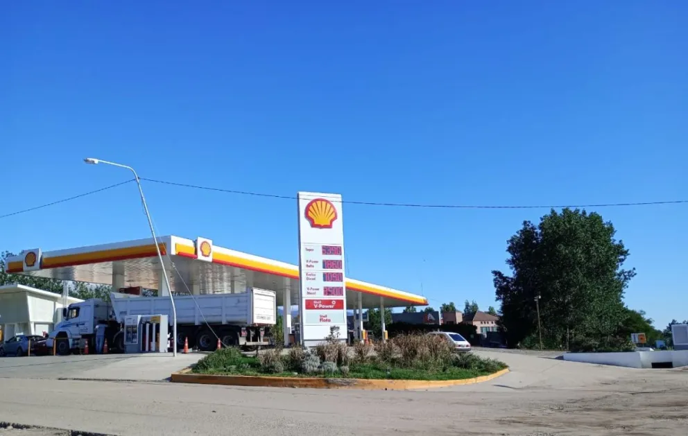 En Villa de Merlo el litro de nafta premium supera los 800 pesos