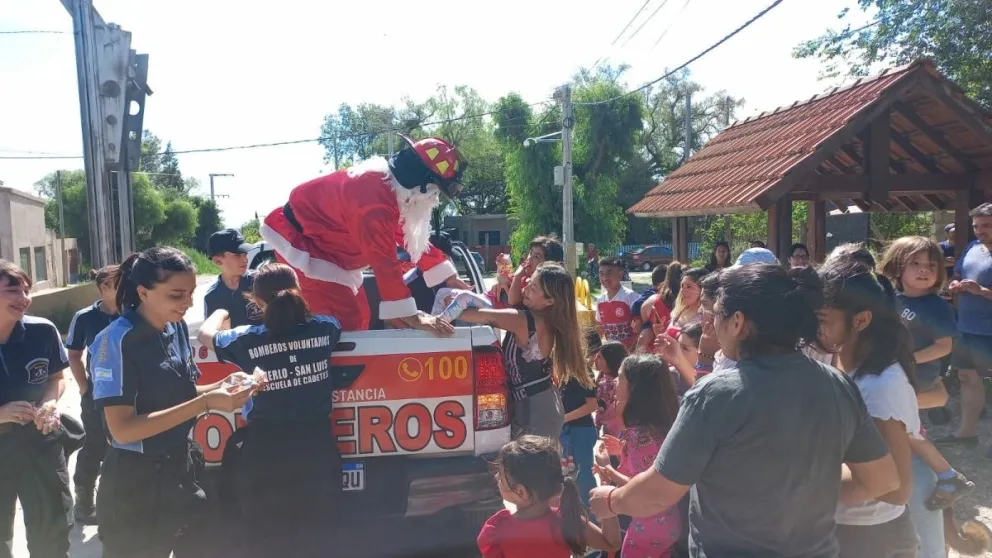 Bomberos realizan una colecta solidaria de golosinas para repartir antes de Navidad