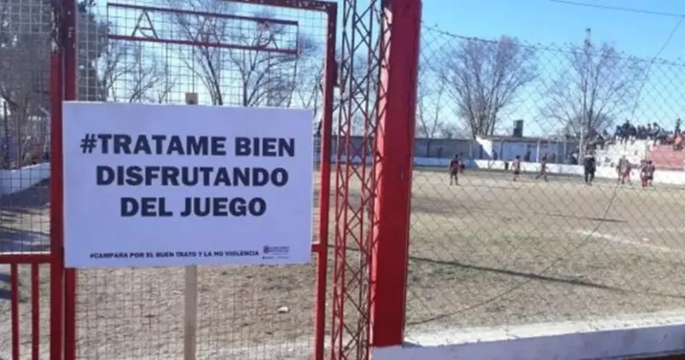 Multan y prohíben el ingreso a canchas a un padre que insultó a una terna arbitral 