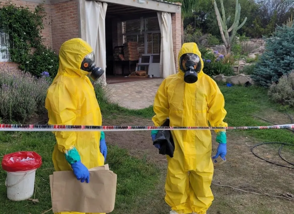 El cuerpo de Ríos fue hallado cuatro días después por su hermana, en el patio de la vivienda, cubierto con una lona.