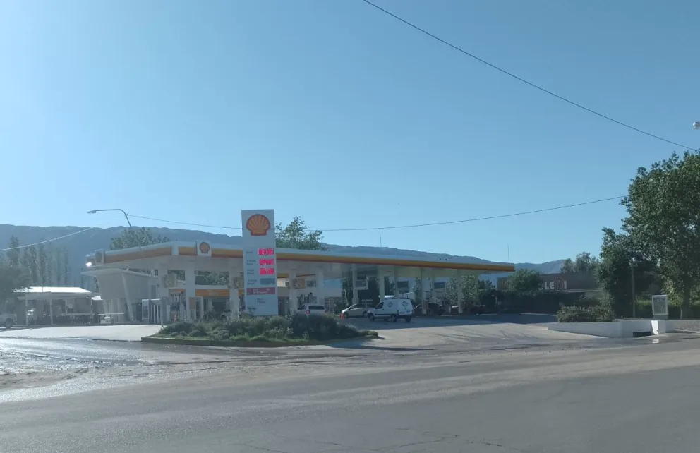 En Villa de Merlo el litro de nafta premium roza los 1000 pesos