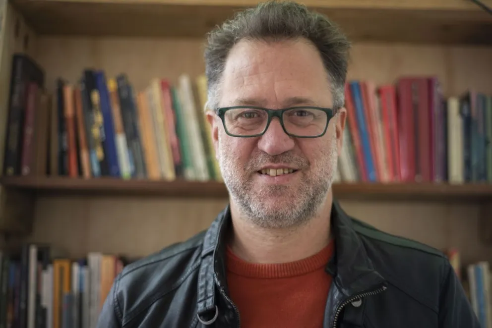 El escritor Marcelo Guerrieri presenta en Villa de Merlo “Con esta luna”, novela premiada en la Semana Negra de Gijón