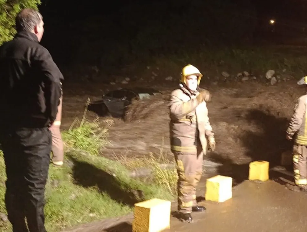 Villa de Merlo: Rescataron a una familia que cayó con el auto al arroyo El Tigre