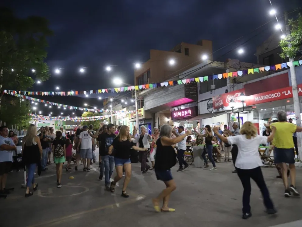 Segunda noche de la “Semi peatonal de las Artes en Villa de Merlo