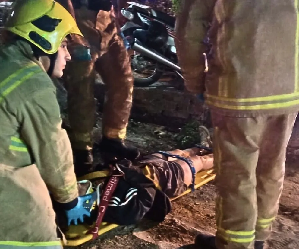 Una motociclista sufrió un accidente en avenida Dos Venados