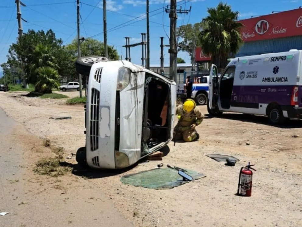 Dos mujeres hospitalizadas al volcar un auto en el acceso a Villa de Merlo