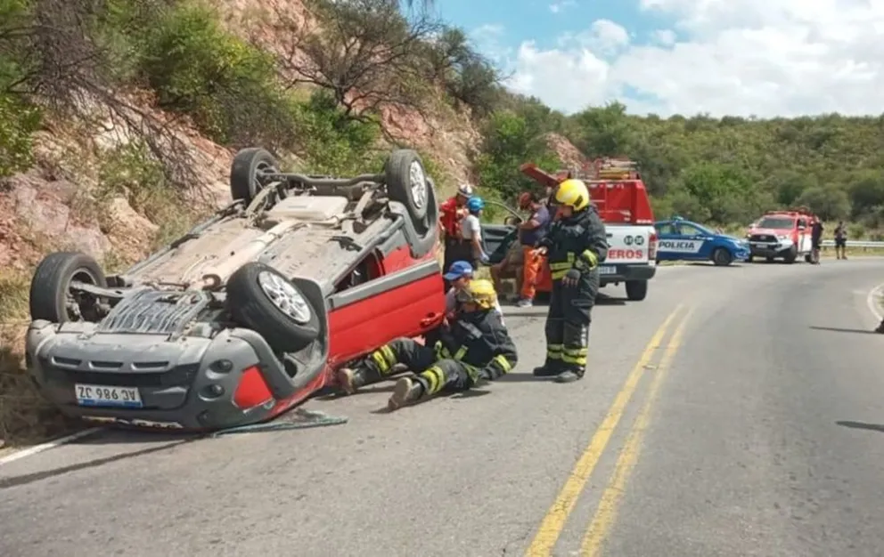 Un auto volcó en la Cuesta de Brochero y sus ocupantes resultaron ilesos