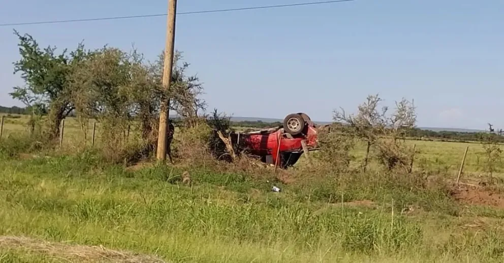 Volcó una camioneta cerca de Concarán y terminó adentro de un campo