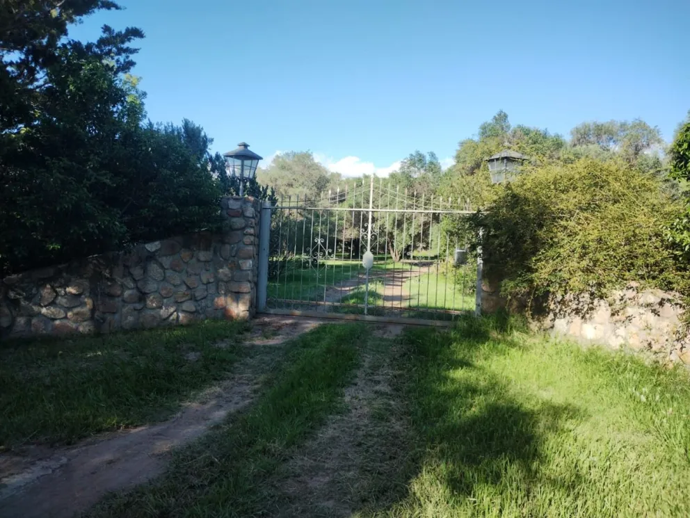 Brutal asalto a un médico jubilado en Carpintería: lo golpearon, le pusieron un arma en la cabeza y le destrozaron la casa