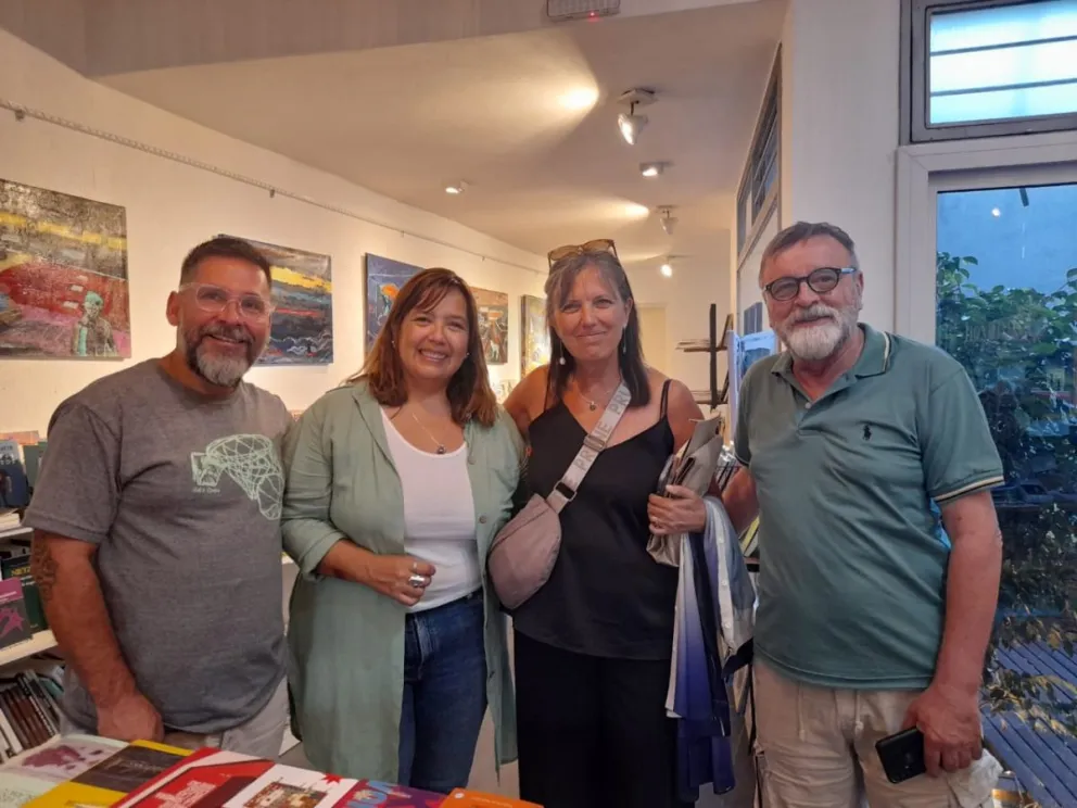 La multipremiada escritora, Claudia Piñeiro, visitó la librería Hexámetro 