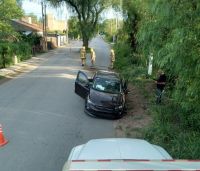 En Villa de Merlo, un auto chocó contra un árbol que divide una calle