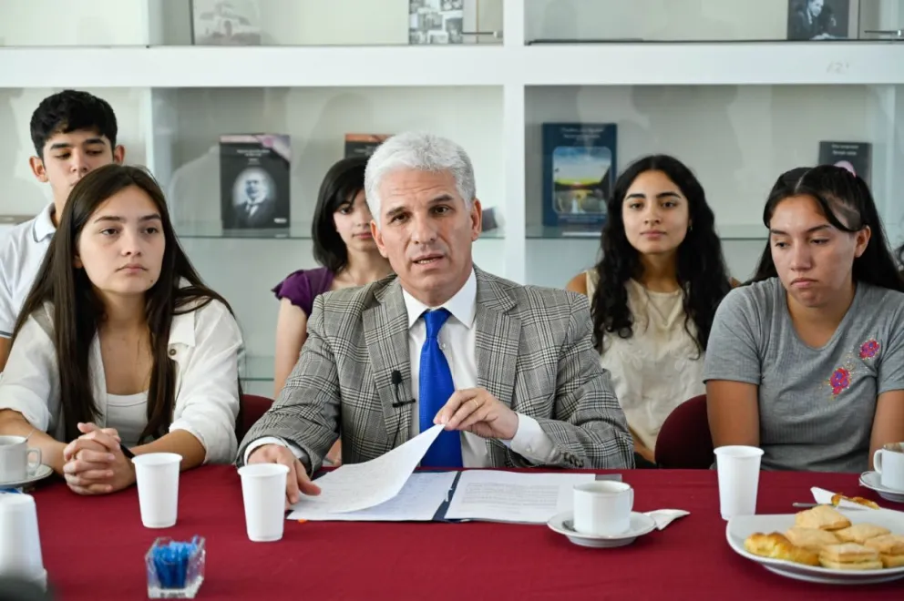 El martes 9 cobrarán los beneficiarios de planes sociales y se pagarán las Becas al Mérito