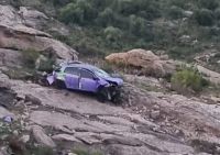 Se despistó con su auto y cayó 100 metros hacia un precipicio en el camino a las Altas Cumbres