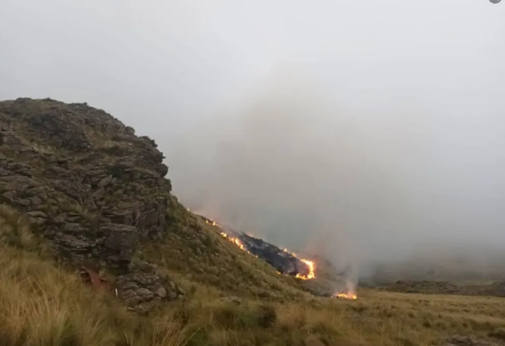 Bomberos de Villa de Merlo combatieron un incendio forestal cerca de Vallecitos
