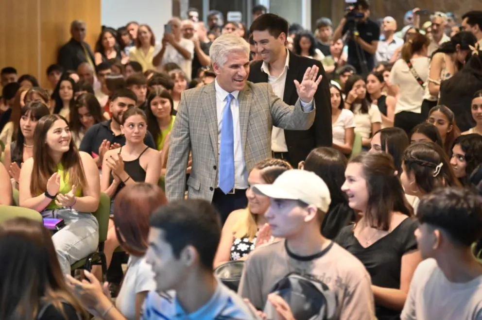 Poggi entregó las primeras 150 Becas al Merito