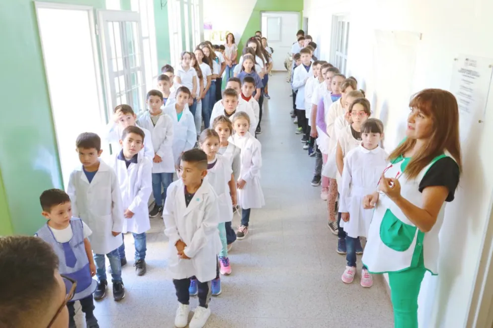 El gobierno provincial anunció un programa para garantizar a los chicos de escuelas públicas, desayuno, merienda y almuerzo
