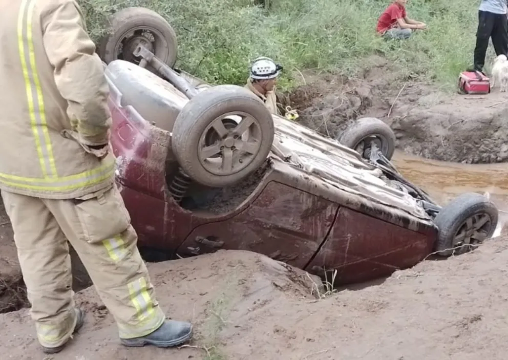 Un auto volcó y cayó en un socavón en Cañada la Negra
