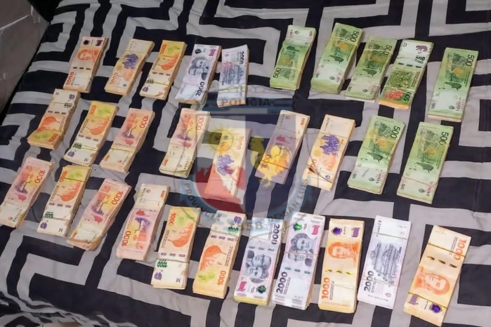 Robo en Villa Elena: allanan domicilios y recuperan 4 millones de pesos