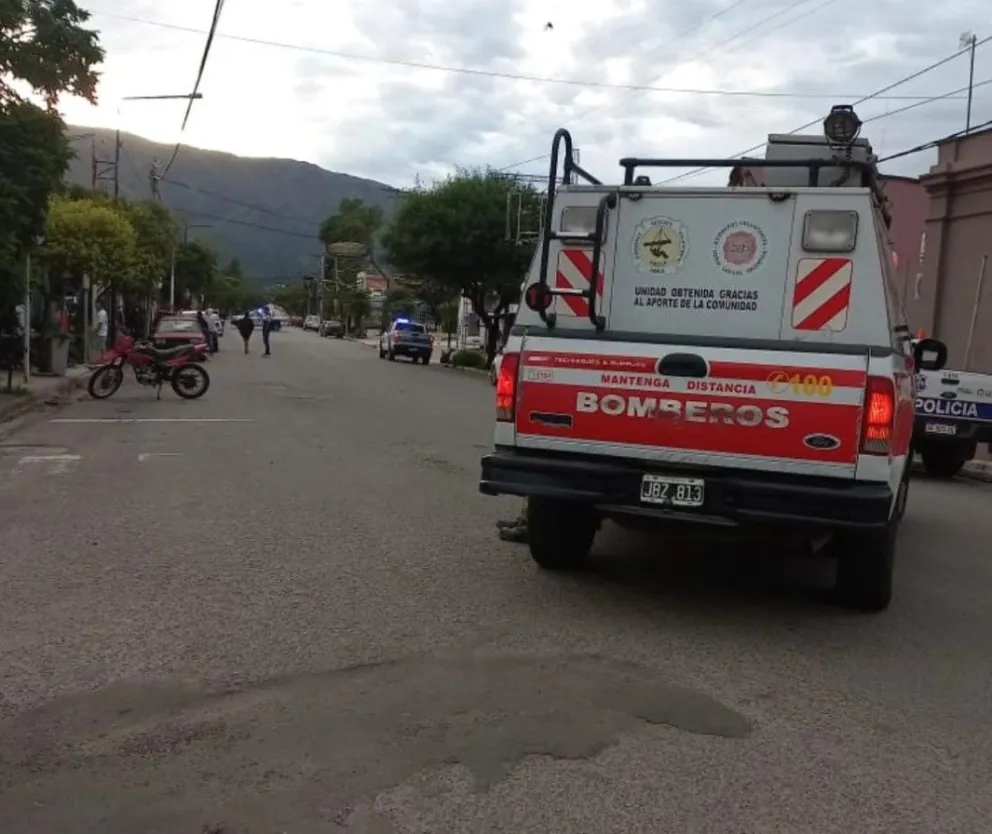 Una peatón fue chocada por un vehículo: la mujer fue trasladada al hospital